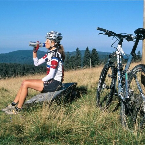 Mountainbikerin zwischen Belchen und Felberg