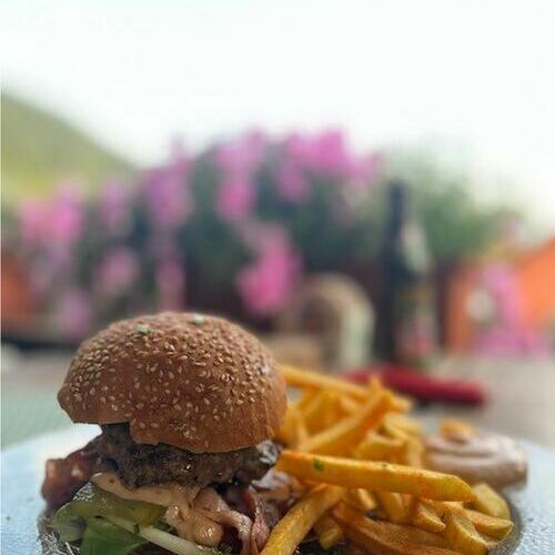 F�r G�ste und Einheimische gibt es in unserer Gastst�tte unter anderem auch leckeren Burger mit Pommes