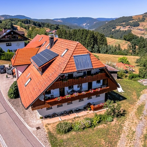 Ausblick auf die umliegende Bergwelt der Schwarzwaldregion Belchen - 