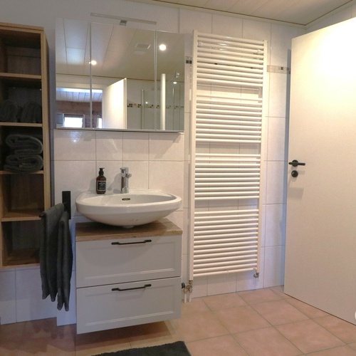 Das ger&auml;umige Bad mit Dusche und WC. - 